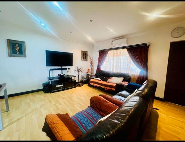 4 BEDROOM HOUSE FOR SALE IN RESERVOIR HILLS